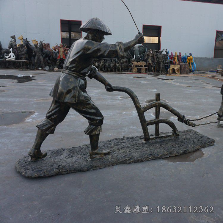 玻璃钢仿铜犁地耕地牛 公园农耕人物雕塑 (3)