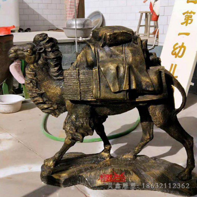 玻璃钢仿铜驮货骆驼 公园动物雕塑