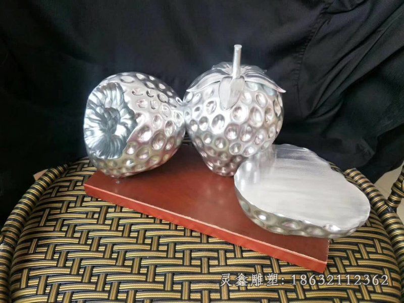 不锈钢草莓造型雕塑