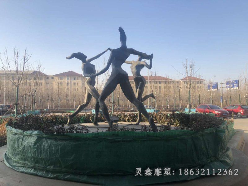 三人跳舞抽象雕塑