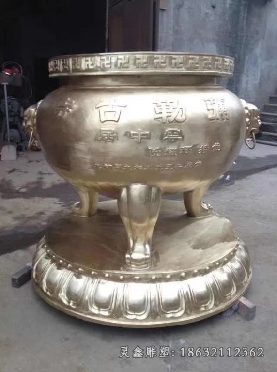 三足铜鼎寺庙雕塑