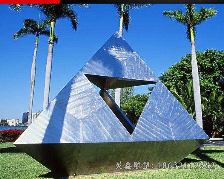 不锈钢镜面三角雕塑