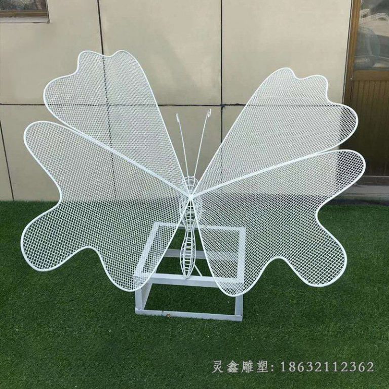 草坪镂空蝴蝶雕塑