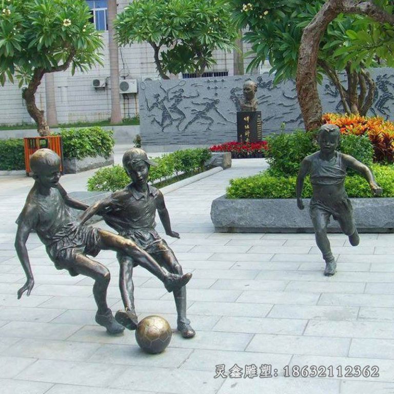 小孩踢足球公园景观铜雕
