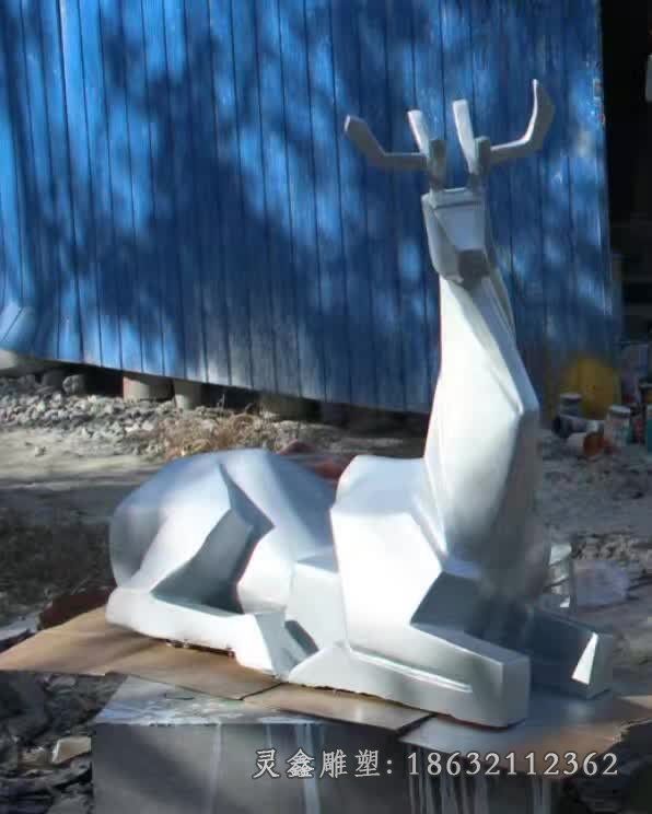 不锈钢跪姿几何鹿雕塑