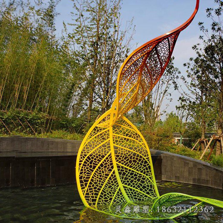 彩色不锈钢镂空树叶雕塑