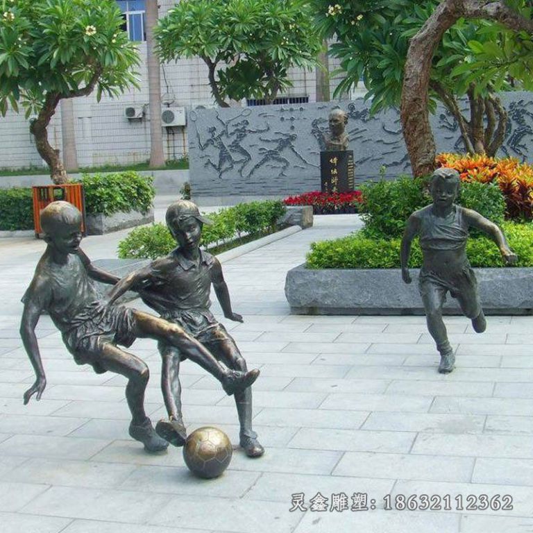 踢足球公园景观铜雕