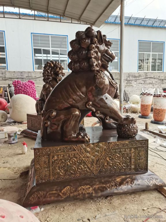 踩球狮子城市景观铜雕