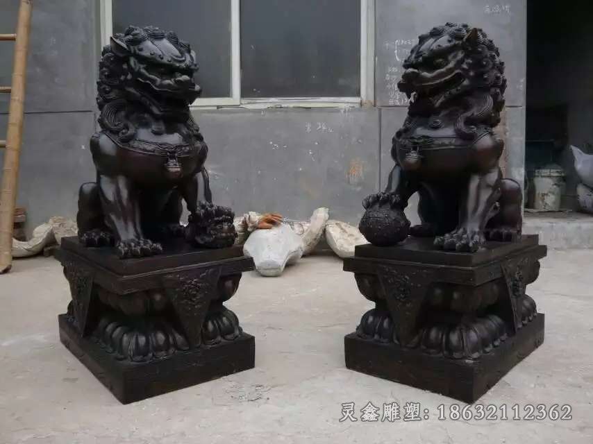 踩球狮子户外景观铜雕