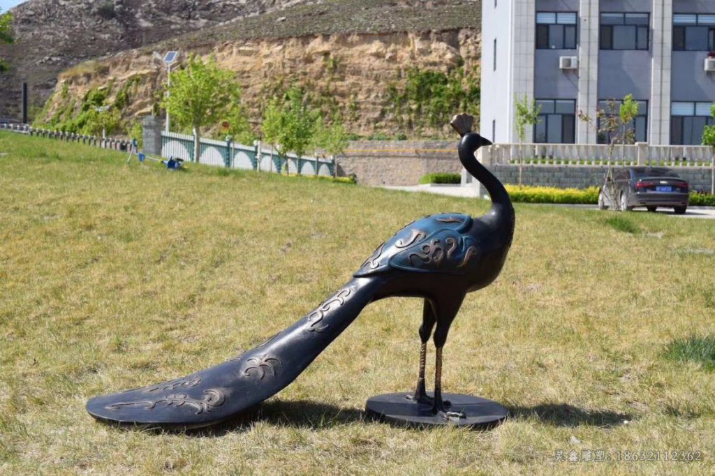 草坪孔雀动物铜雕