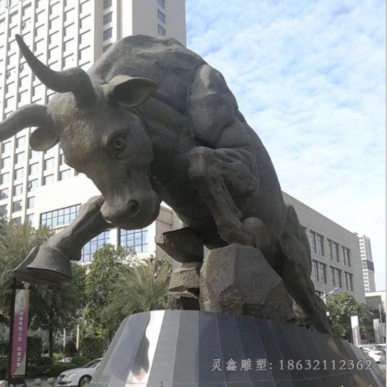 抽象动物牛街边铜雕