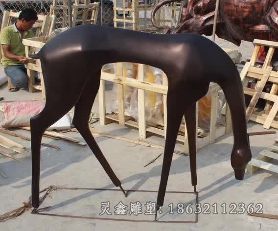 低头小鹿城市景观铜雕