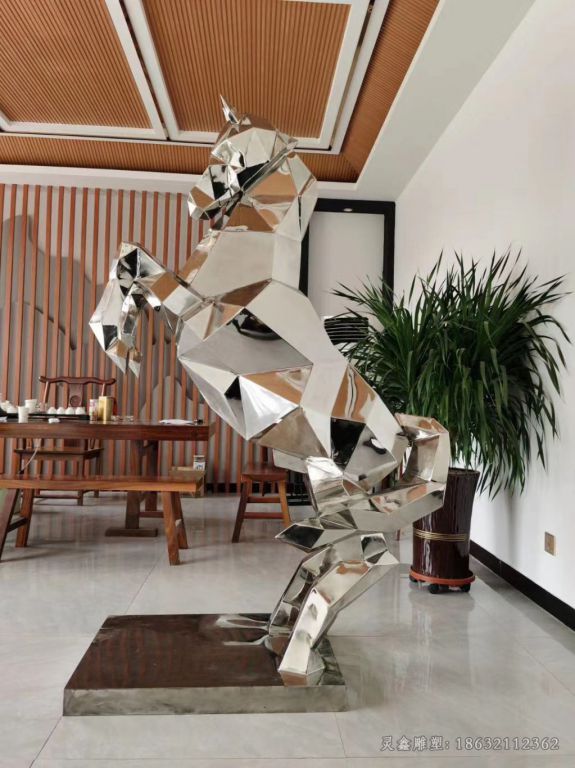 不锈钢几何马广场雕塑