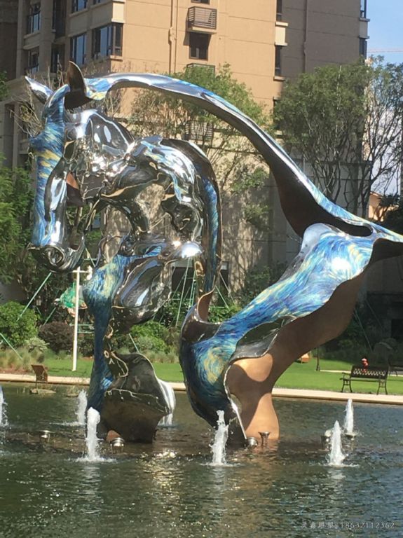 不锈钢抽象马小区雕塑