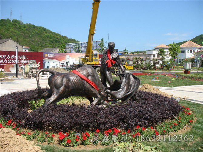 斗牛人物小区景观铜雕