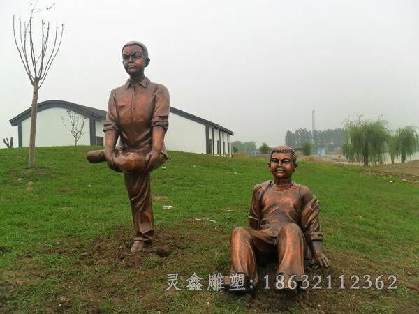 儿童嬉戏撞拐人物铜雕