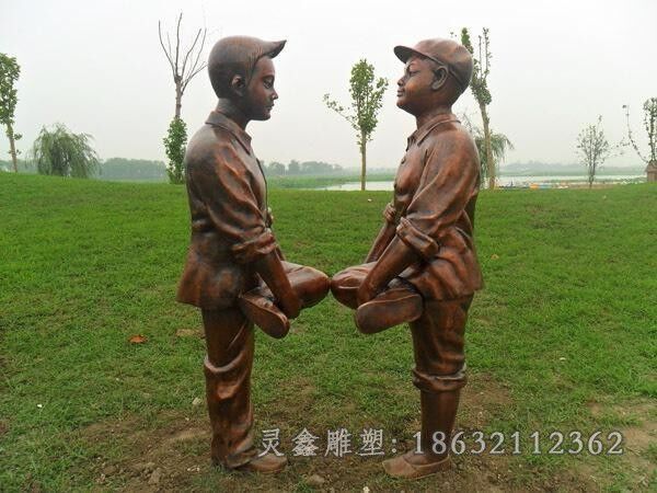 儿童嬉戏撞拐公园铜雕