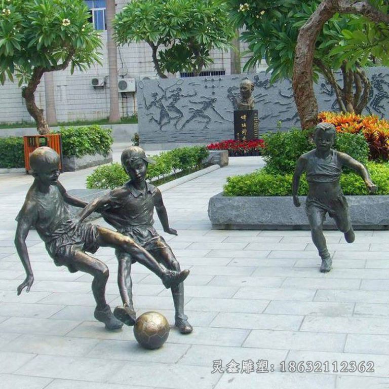 儿童踢足球公园铜雕