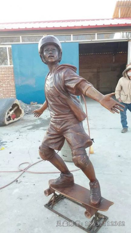 儿童嬉戏玩滑板广场铜雕