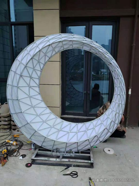 不锈钢抽象月亮小区雕塑