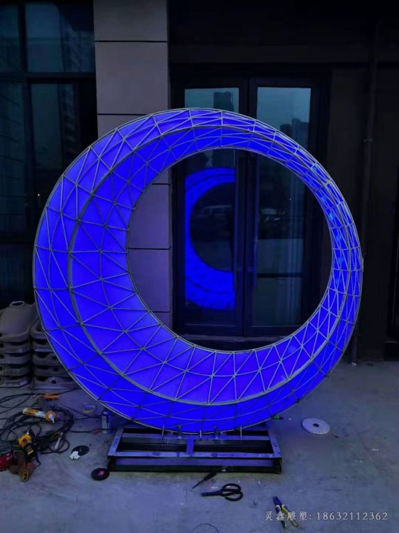 不锈钢彩绘月亮小区雕塑