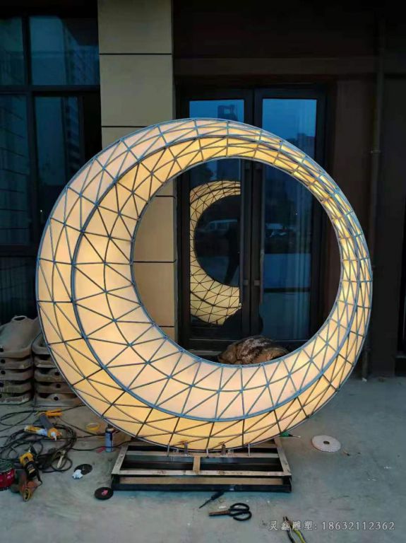 不锈钢彩绘月亮庭院雕塑