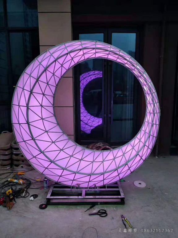 不锈钢彩绘月亮街边雕塑