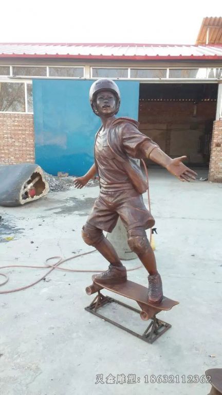 儿童嬉戏玩滑板人物铜雕