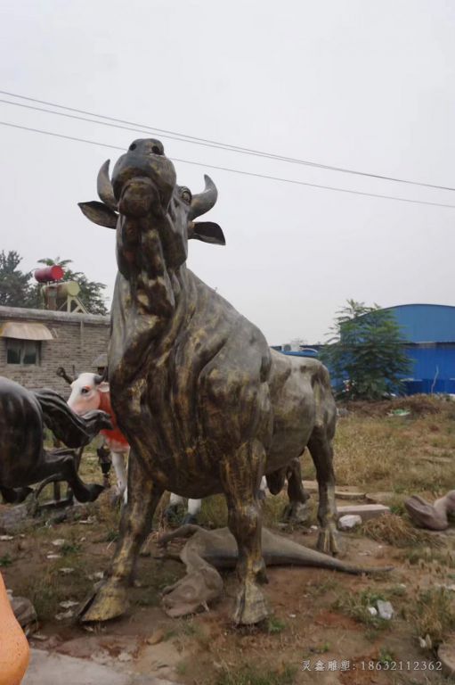 抬头牛广场景观铜雕