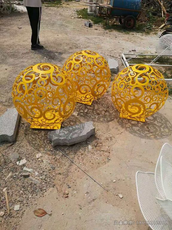 不锈钢金色镂空球小区雕塑