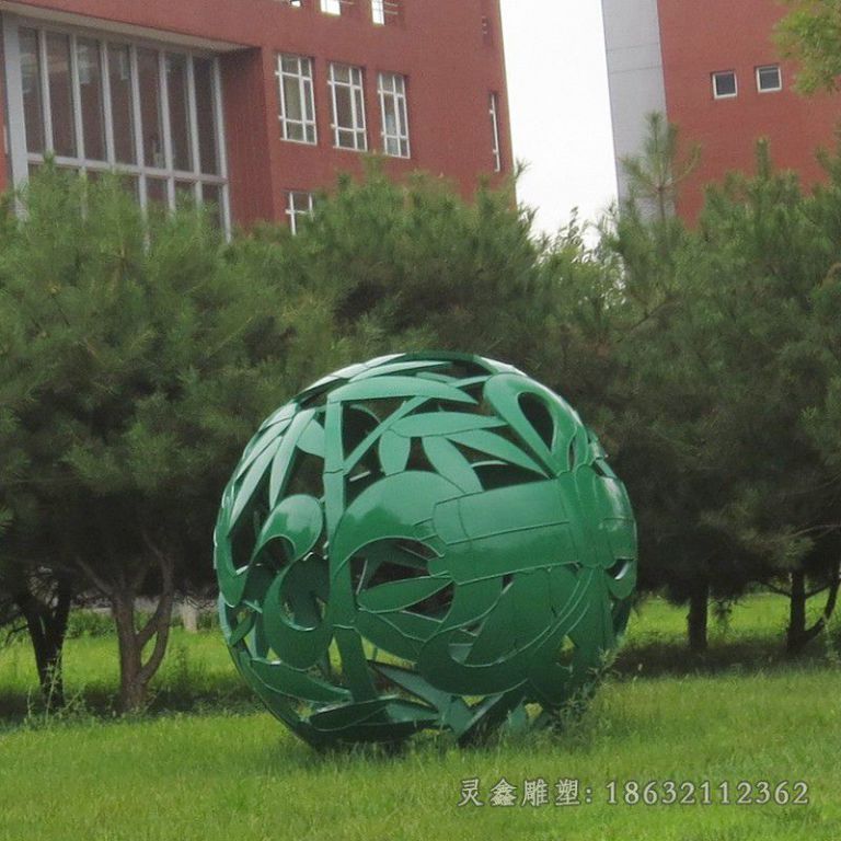 不锈钢绿色镂空球园林雕塑