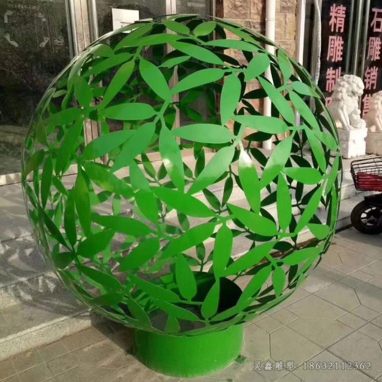 不锈钢绿色镂空球户外雕塑