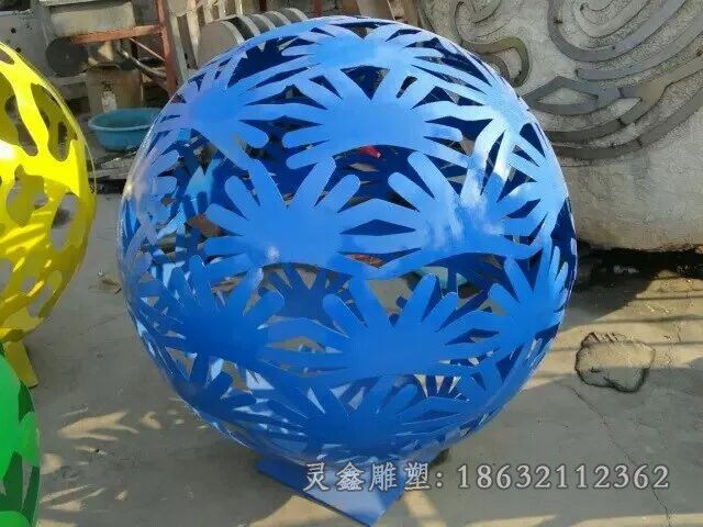 不锈钢蓝色镂空球城市雕塑