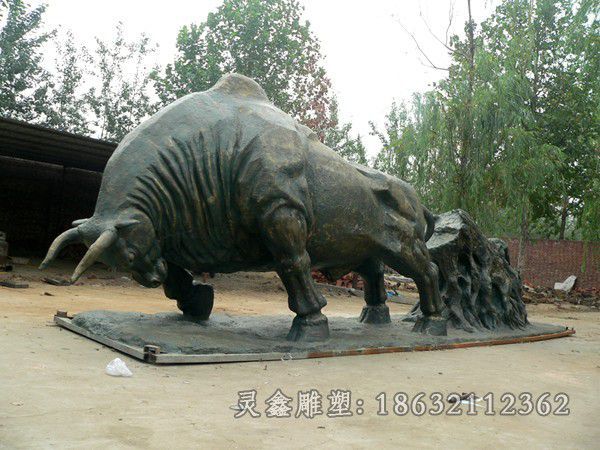 开荒牛城市动物铜雕