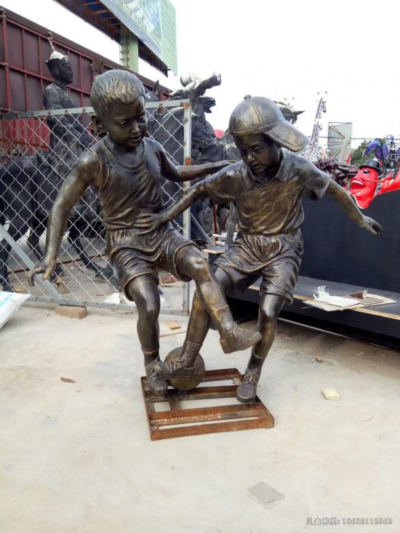 儿童踢足球人物铜雕