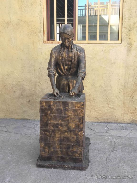 装粮食人物农耕铜雕