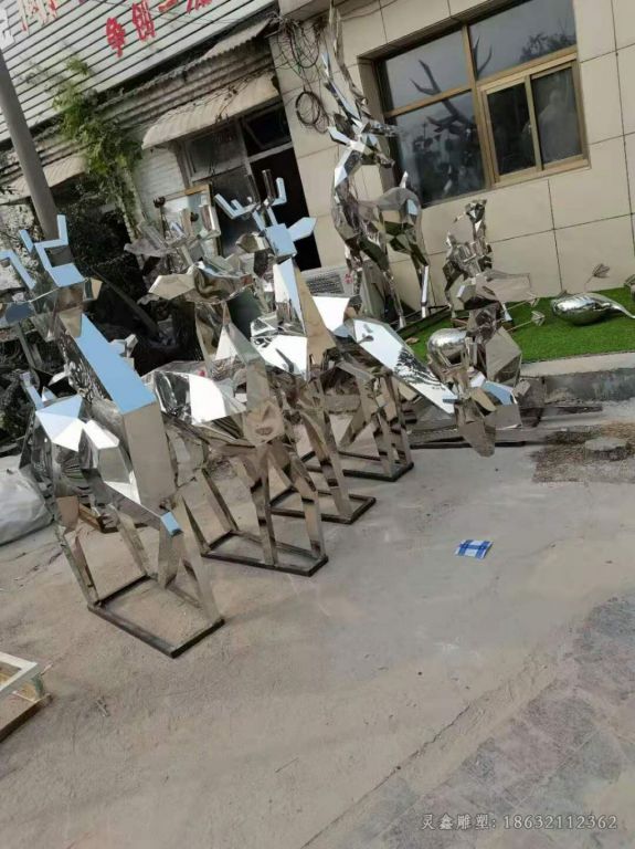 不锈钢镜面鹿雕塑