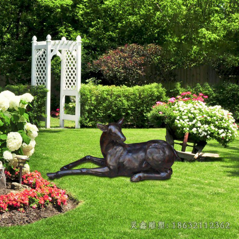 花园跪姿鹿动物铜雕