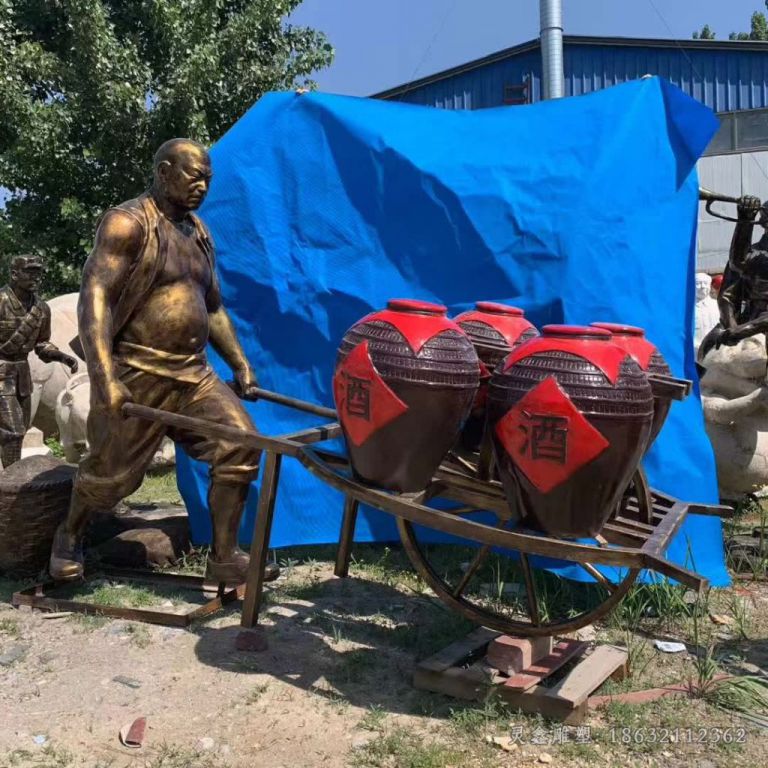 推着酒坛的老汉铜雕