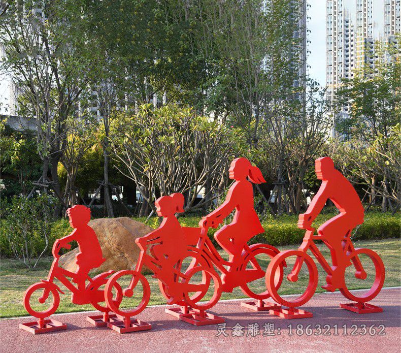 不锈钢一家人骑自行车雕塑