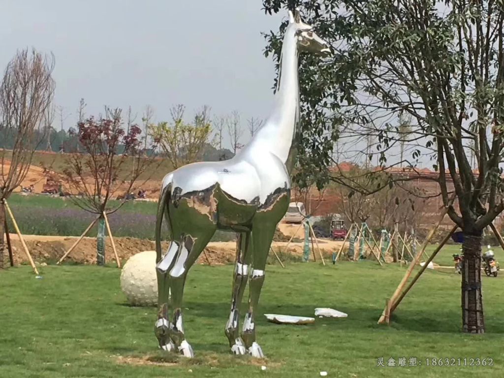 不锈钢长颈鹿镜面雕塑