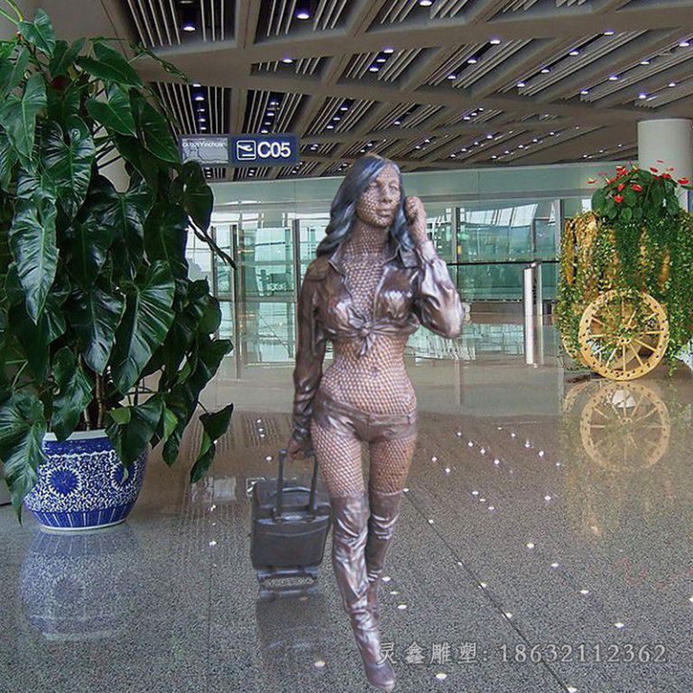 车站打电话女孩铜雕