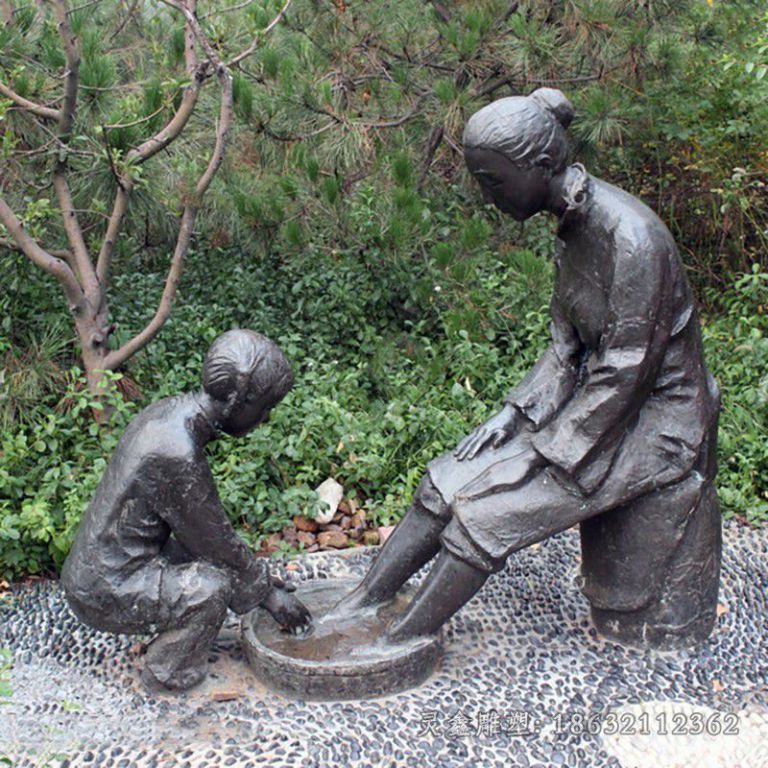 现代孝顺洗脚铜雕