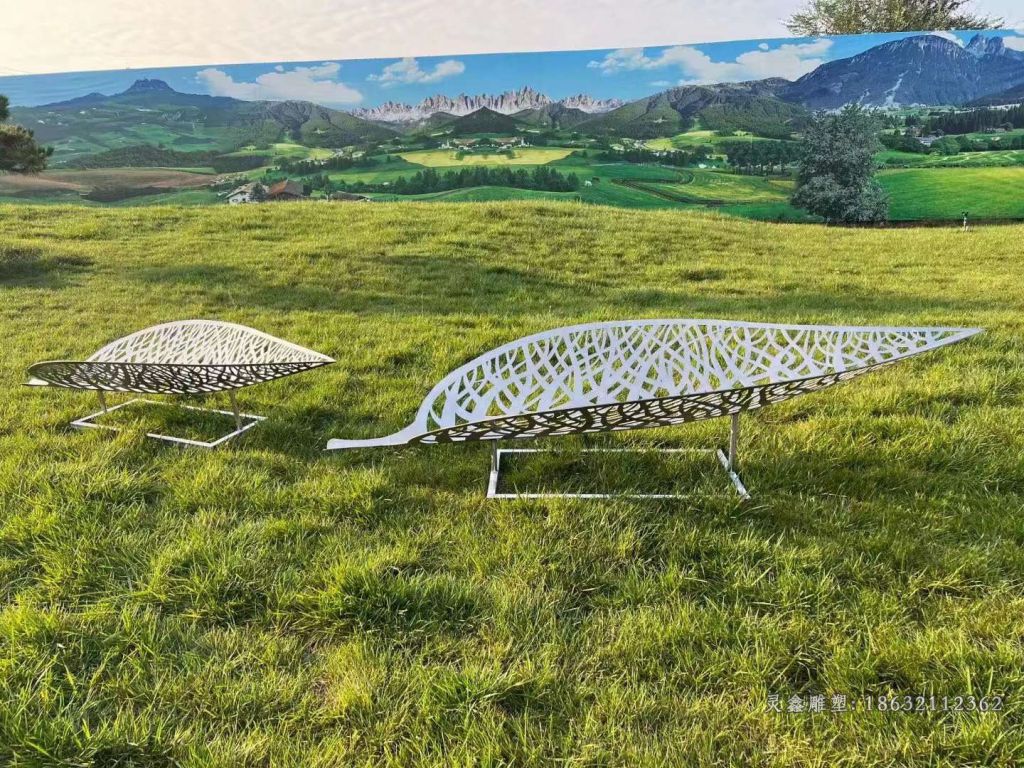 不锈钢树叶镂空雕塑