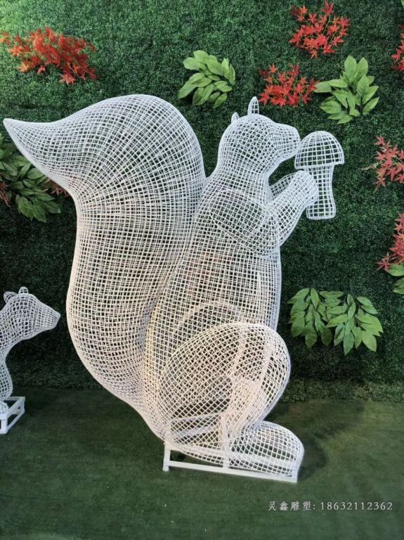 镂空松鼠不锈钢雕塑