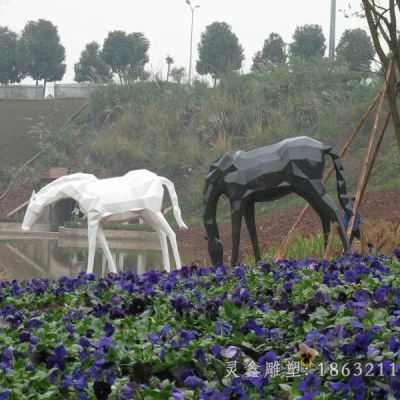 不锈钢抽象马雕塑