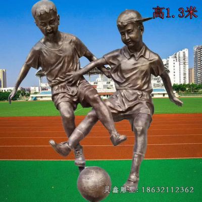 踢足球运动铜雕