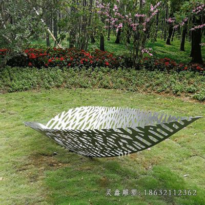 草坪不锈钢镂空树叶雕塑