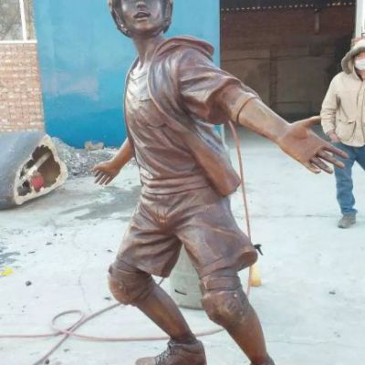 儿童嬉戏玩滑板广场铜雕