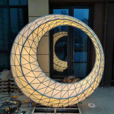 不锈钢彩绘月亮庭院雕塑